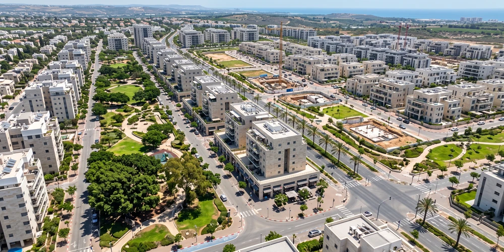 מפת אזורי פיתוח ומגרשים מונחת על שולחן לבחינת חלופות תכנוניות באזור השרון.